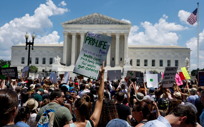 Activistas a favor y en contra del aborto llenan la calle frente a la Corte Suprema de Estados Unidos durante una protesta a raíz de la decisión que revocó el dictamen del caso Roe vs Wade, en Washington, el 25 de junio de 2022. (Anna Moneymaker/Getty Images)
