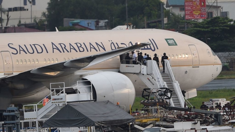 Personal de seguridad permanece en las escaleras de un avión de Saudi Airline, en una fotografía de archivo. (Ted Aljibe/AFP vía Getty Images)