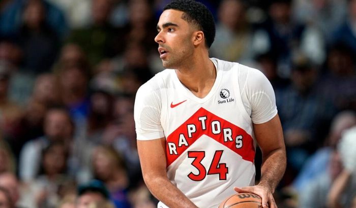 El pívot de los Toronto Raptors, Jontay Porter (34), busca un pase en la primera mitad de un partido de baloncesto de la NBA en Denver el 11 de marzo de 2024. (David Zalubowski/AP Foto)