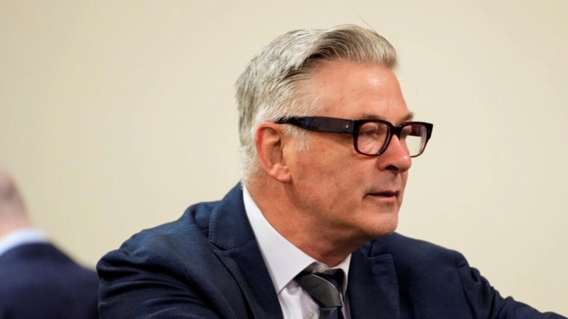 Alec Baldwin se sienta en la Corte durante su juicio en Santa Fe, N.M., el 11 de julio de 2024. (Ramsay de Give/Pool Photo vía AP)