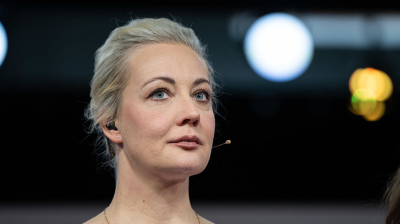 Yulia Naválnaya, viuda del fallecido líder opositor del Kremlin Alexei Navalni, es fotografiada durante la ceremonia de entrega del Premio a la Libertad de Prensa durante la cumbre Ludwig-Erhard en Gmund en el lago Tegernsee, sur de Alemania, el 19 de abril de 2024. (Lukas Barth/AFP vía Getty Images)