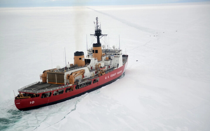 El guardacostas USCGC Polar Star opera en la región del mar de Ross, en la Antártida, el 16 de enero de 2017. (Fotografía de la Guardia Costera de EE.UU. por el suboficial jefe David Mosley/Dominio público)