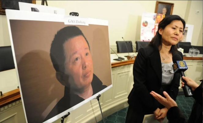 Geng He, la esposa del disidente chino desaparecido Gao Zhisheng, participa en una conferencia de prensa para discutir los derechos humanos de China, en el Capitolio el 18 de enero de 2011. (Tim Sloan/AFP/Getty Images)