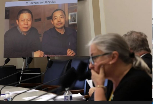 Una fotografía del activista chino de derechos civiles Xu Zhiyong y el abogado chino de derechos humanos Ding Jiaxi se exhibe durante una audiencia en el Capitolio el 20 de abril de 2023. (Alex Wong/Getty Images)