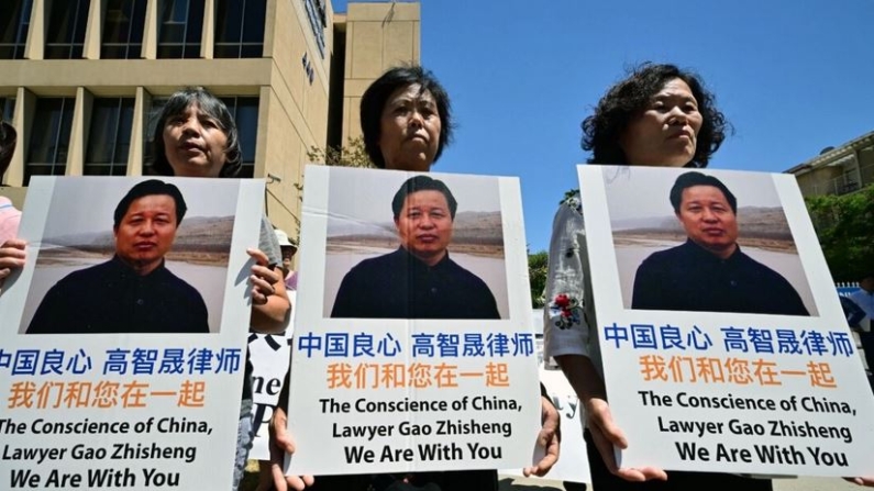 Activistas chinos se manifiestan por la liberación del abogado de derechos humanos Gao Zhisheng, en el aniversario de su arresto, frente al consulado chino en Los Ángeles el 13 de agosto de 2022. (Federic J. Brown/AFP vía Getty Images)