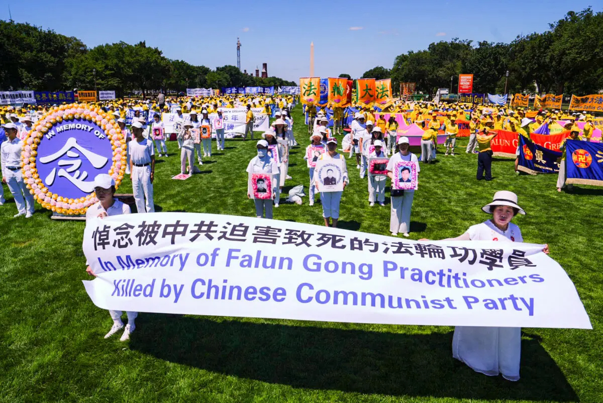 Practicantes de Falun Gong participan en una concentración para pedir el fin de los 25 años de persecución del Partido Comunista Chino a los practicantes de Falun Gong en China, en el National Mall de Washington, el 11 de julio de 2024. (Madalina Vasiliu/The Epoch Times)