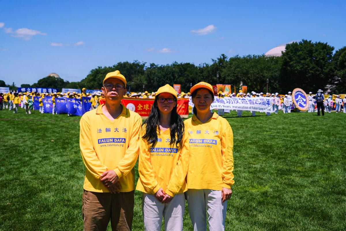 Chen Jingyu (dcha.), practicante de Falun Gong, con su marido y su hija en un rally en el National Mall de Washington el 11 de julio de 2024. (Madalina Vasiliu/The Epoch Times)