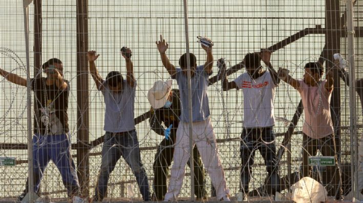 Imagen de archivo. Un agente de la Patrulla Fronteriza de EE.UU. realiza una revisión corporal a inmigrantes en la frontera entre EE.UU. y México el 12 de mayo de 2023 en El Paso, Texas. (John Moore/Getty Images)