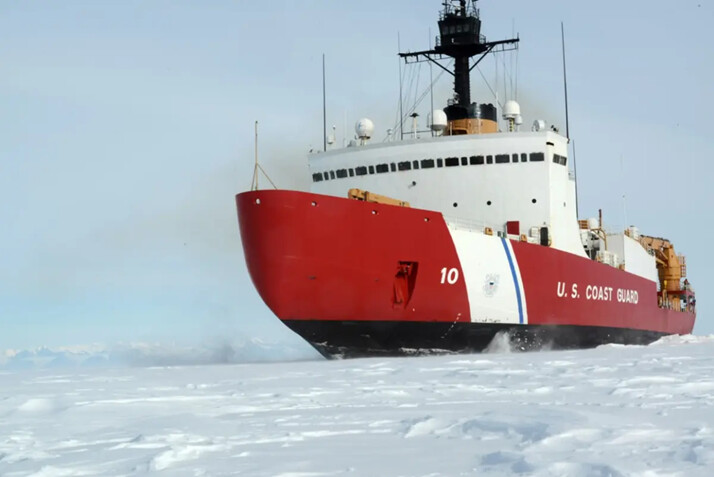 El barco USCGC Polar Star de la Guardia Costera atraviesa el hielo marino antártico cerca de la estación McMurdo de la Fundación Nacional de Ciencias, el 15 de enero de 2017. (Fotografía de la Guardia Costera de EE. UU. por el suboficial jefe David Mosley/Dominio público)