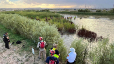 En el rescate más «cuantioso de la historia» en el Río Grande, salvan a 54 migrantes, algunos con hipotermia