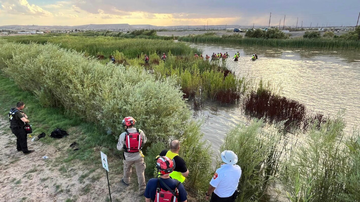 Rescatan a 54 personas del Río Grande el martes 9 de julio, erca de la frontera estatal entre Texas y Nuevo México.  (Crédito: Departamento de bomberos de Sunland Park)