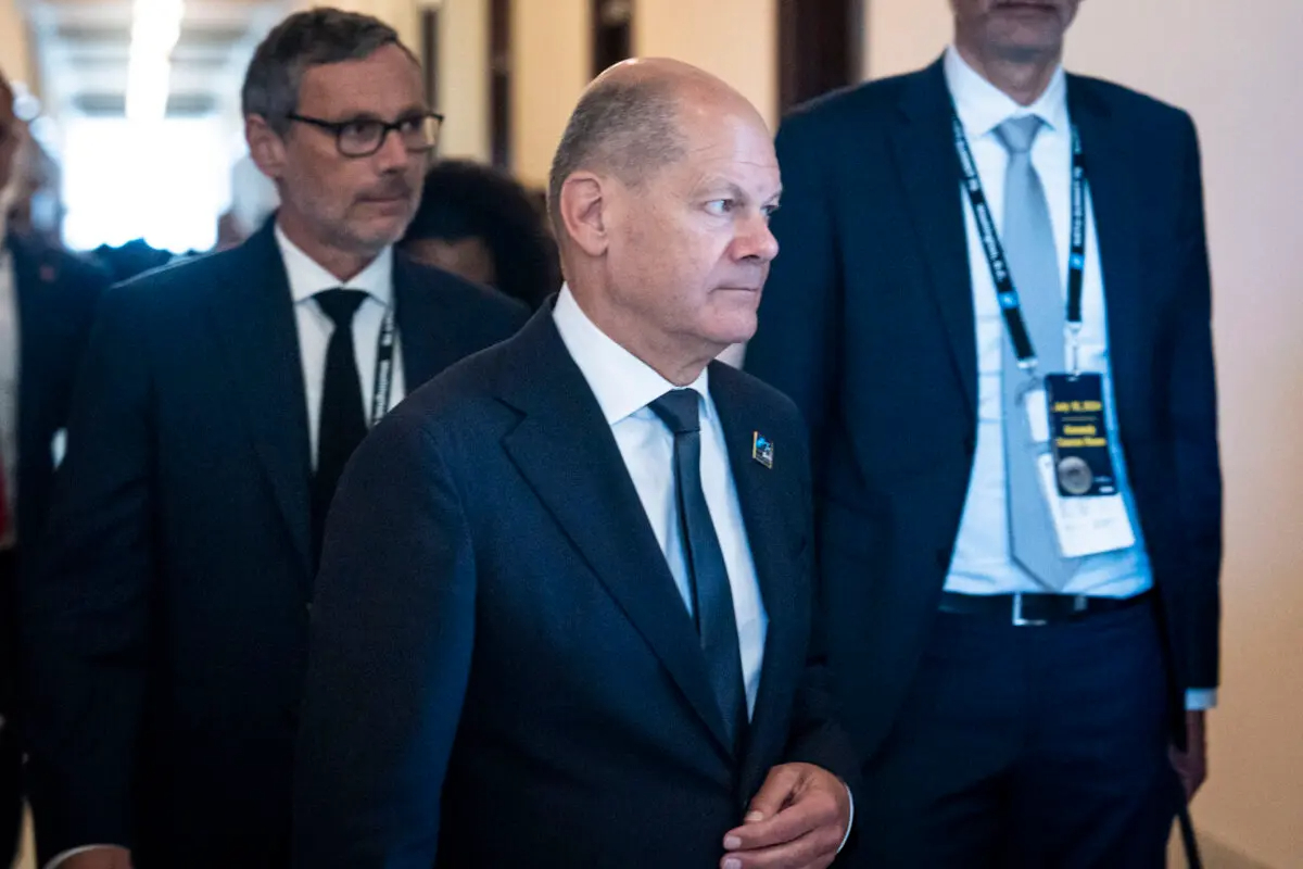 El canciller alemán Olaf Scholz sale tras reunirse con legisladores y líderes de la OTAN durante una visita a Washington el 10 de julio de 2024. (Madalina Vasiliu/The Epoch Times)