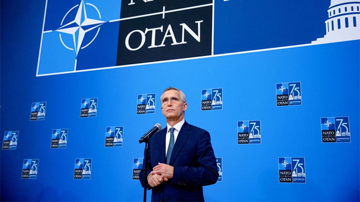 El secretario general de la OTAN, Jens Stoltenberg, responde a una pregunta de un periodista a su llegada a la cumbre de la OTAN de 2024, el 10 de julio de 2024, en Washington. (Andrew Harnik/Getty Images)
