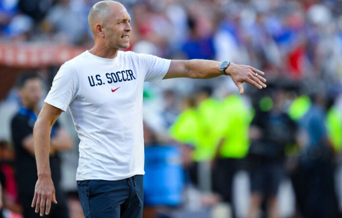 El seleccionador Gregg Berhalter, de Estados Unidos, dirige a sus jugadores durante un partido de la Copa América contra Uruguay en Kansas City, Mo, el 1 de julio de 2024. (Reed Hoffman/Foto AP)