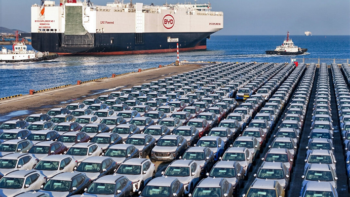 Coches eléctricos de exportación esperando a ser cargados en el "BYD Explorer NO.1", un buque de fabricación nacional destinado a exportar automóviles chinos, en el puerto de Yantai, en la provincia oriental china de Shandong, el 10 de enero de 2024. (STR/AFP vía Getty Images)
