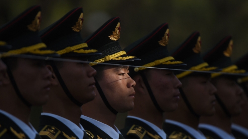 Miembros de una guardia de honor militar china se preparan antes de una ceremonia de bienvenida para el presidente suizo Johann Schneider-Ammann en Beijing, el 8 de abril de 2016. (GREG BAKER / AFP) (Photo by GREG BAKER/AFP via Getty Images)