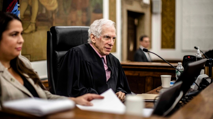 El juez Arthur Engoron preside el juicio por fraude del expresidente Donald Trump en el Tribunal Supremo de Nueva York el martes 3 de octubre de 2023, en Nueva York. (Dave Sanders/Pool Photo vía AP)