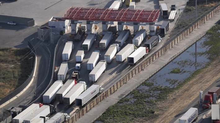 Camiones de carga pasan por la aduana mexicana antes de entrar en los Estados Unidos en el puerto de entrada de Otay Mesa en San Diego, en esta foto de archivo. (John Moore/Getty Images)