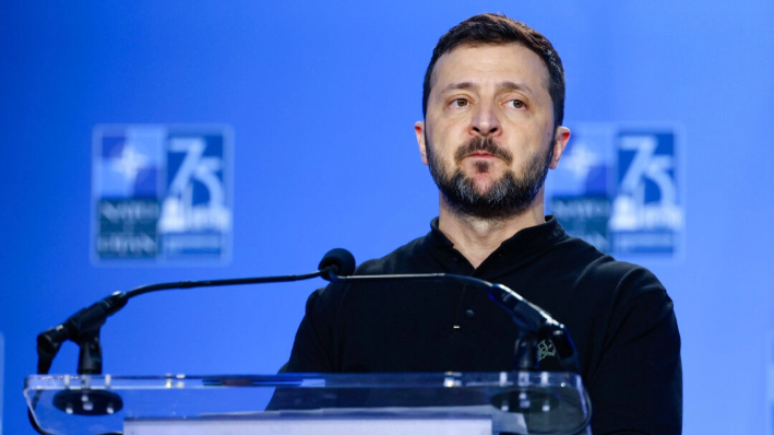 El presidente ucraniano Volodymyr Zelenski habla durante una rueda de prensa conjunta con el secretario de la OTAN Jens Stoltenberg en la Cumbre de la OTAN 2024 en Washington el 11 de julio de 2024. (Kevin Dietsch/Getty Images)