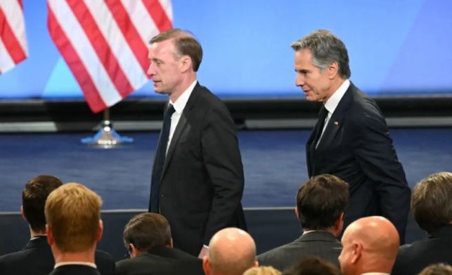 El secretario de Estado de EE. UU., Antony Blinken (d), y el asesor de Seguridad Nacional, Jake Sullivan, llegan para escuchar la rueda de prensa del presidente Joe Biden al término de la 75ª Cumbre de la OTAN en el Centro de Convenciones Walter E. Washington en Washington, DC el 11 de julio de 2024. (MANDEL NGAN/AFP vía Getty Images)