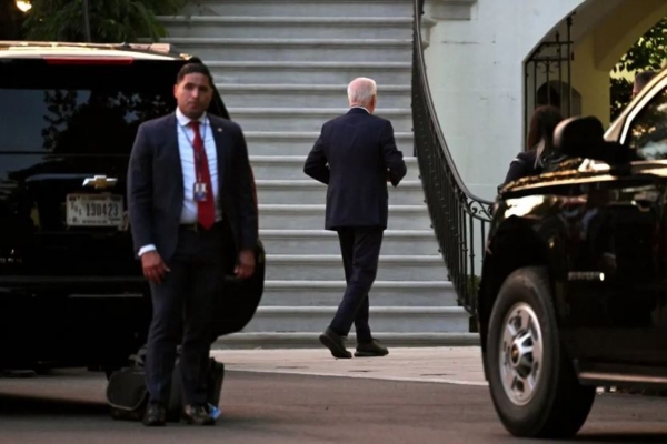 El presidente Joe Biden (C) regresa a la Casa Blanca en Washington, DC, el 11 de julio de 2024. (SAUL LOEB/AFP vía Getty Images)