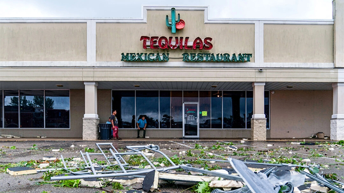 Un carro de vuelta está destrozado fuera del restaurante mexicano Tequilas en la plaza Southwind después de que un aparente tornado arrasara Mount Vernon, Indiana, el 9 de julio de 2024. (MaCabe Brown/Evansville Courier & Press vía AP)
