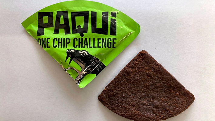 ARCHIVO - Un chip Paqui One Chip Challenge se muestra en Boston, el viernes 8 de septiembre de 2023. El jueves 11 de julio de 2024 se presentó una demanda contra una empresa en el caso de un adolescente de Massachusetts que murió tras participar en un reto de chips de tortilla picantes en las redes sociales. (AP Photo/Steve LeBlanc, Archivo)