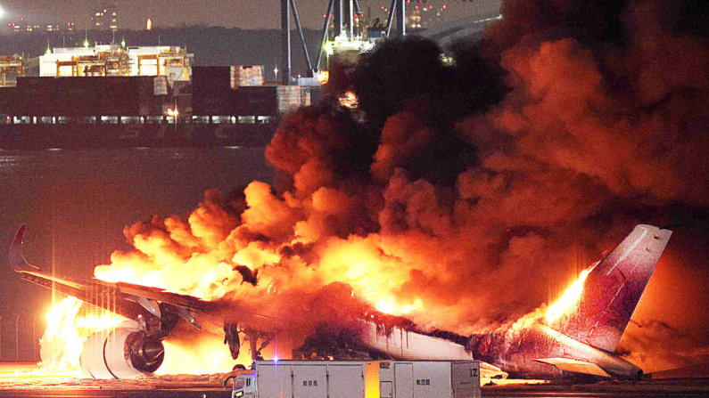 Imagen de archivo: Esta foto proporcionada por Jiji Press muestra un avión de Japan Airlines en llamas en una pista del Aeropuerto de Haneda en Tokio el 2 de enero de 2024. STR/JIJI PRESS/AFP via Getty Images)