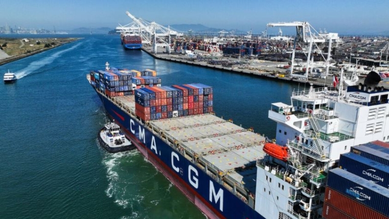 Un portacontenedores es guiado hacia el Puerto de Oakland en Oakland, California, el 7 de agosto de 2023. (Justin Sullivan/Getty Images)