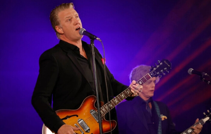 Josh Homme actúa en el escenario del concierto benéfico "Rock the Plaza" para salvar el Teatro Plaza en Palm Springs, California, el 11 de noviembre de 2022. (Kevin Winter/Getty Images)