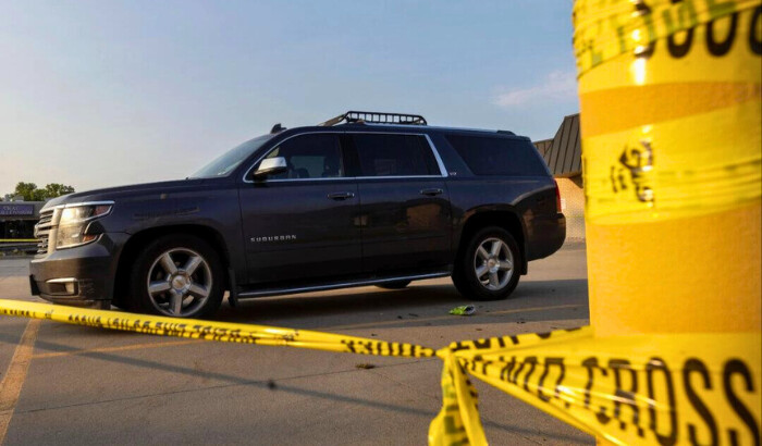 La policía de Omaha investiga la muerte de un niño de 5 años encontrado en un vehículo caliente cerca de las calles 93 y Binney en Omaha, Nebraska, el 10 de julio de 2024. (Chris Machian/Omaha World-Herald vía AP)