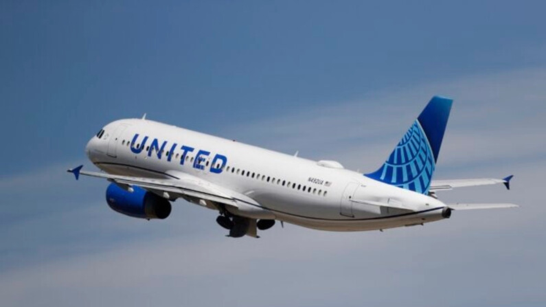 Un avión de pasajeros de United Airlines despega del Aeropuerto Internacional de Denver, en Denver, el 10 de junio de 2020. (David Zalubowski/AP Photo)