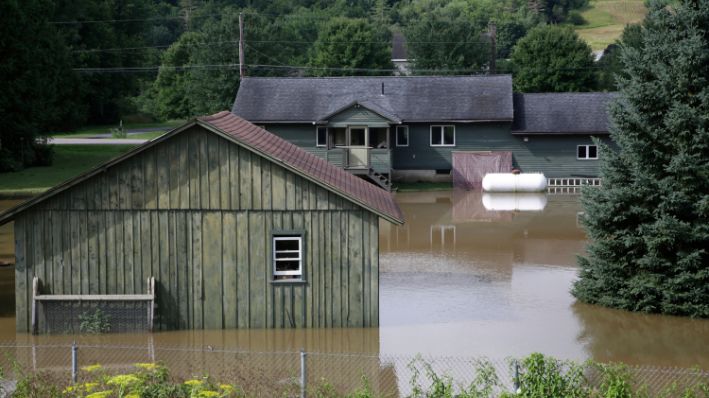 El agua inunda el nivel más bajo de las casas, el jueves 11 de julio de 2024, en Waterbury, Vermont. (Foto AP/Hasan Jamali)
