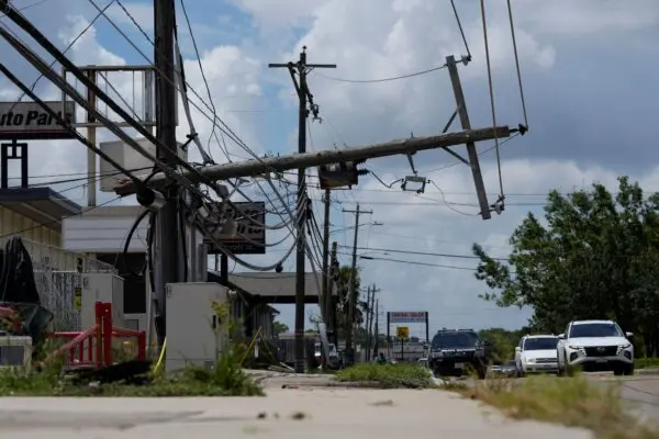 El tráfico se dirige alrededor de una línea eléctrica caída en Houston el 9 de julio de 2024. (Eric Gay/AP Photo)