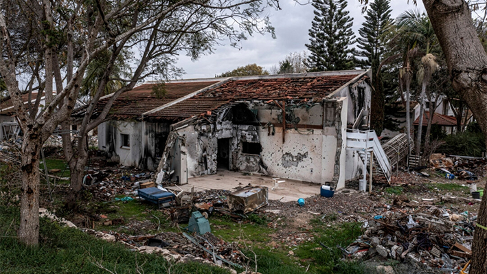 El 11 de enero de 2024 se ve una casa con marcas de batalla en el kibutz Be'eri, una granja comunal israelí en la frontera con Gaza. (Tsafrir Abayov/Foto AP)
