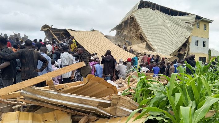 Personas cerca de los escombros de un edificio escolar derrumbado, perteneciente a Saint Academy en la comunidad de Busa Buji, estado de Plateau, Nigeria, 12 de julio de 2024. (REUTERS/Joshua Inusa)