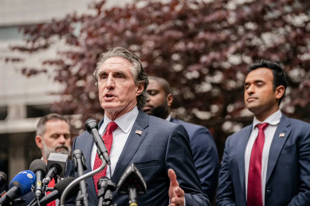 El gobernador de Dakota del Norte, Doug Burgum, se dirige a los medios de comunicación a las puertas de la Corte Penal de Manhattan, el 14 de mayo de 2024. (David Dee Delgado/Getty Images)