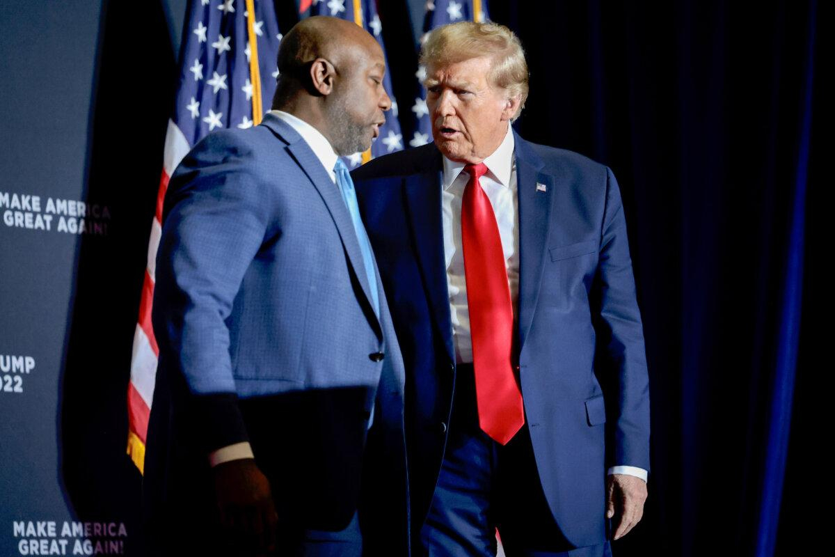 El candidato presidencial republicano y expresidente Donald Trump y el senador Tim Scott (R-S.C.) en el mitin Get Out The Vote en el North Charleston Convention Center en North Charleston, Carolina del Sur, el 14 de febrero de 2024. (Win McNamee/Getty Images)