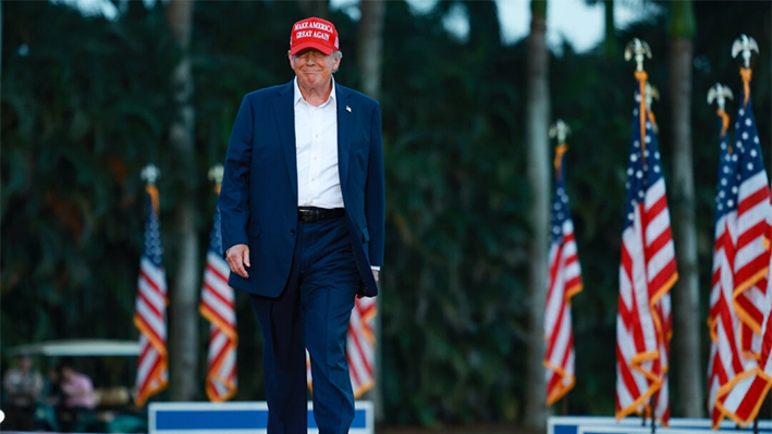 El expresidente Donald Trump llega a un mitin de campaña en el Trump National Doral Golf Club de Florida, el 9 de julio de 2024. (Joe Raedle/Getty Images)
