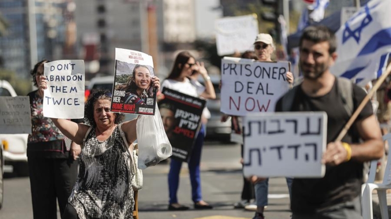 Imagen de archivo de familiares de israelíes secuestrados por Hamás en una manifestación en Tel Aviv (Israel). EFE/Manuel Bruque