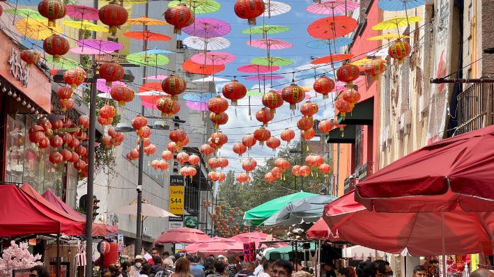 Vista de una calle peatonal en el barrio chino en el centro de la Ciudad de México tomada el 2 de agosto de 2023. (DANIEL SLIM/AFP vía Getty Images)