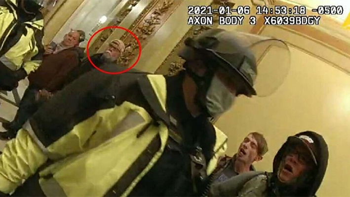 En una imagen tomada de una cámara corporal, Russell Alford (rodeado) en el interior del Capitolio de EE.UU., el 6 de enero de 2021. (DOJ vía The Epoch Times)
