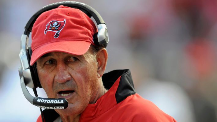 El coordinador defensivo de los Bucaneros de Tampa Bay, Monte Kiffin, observa durante un partido de comodín de los playoffs de la NFL contra los New York Giants, el domingo 6 de enero de 2008 en Tampa, Florida. (Foto AP/Steve Nesius)