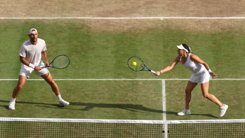 Giuliana Olmos de México juega una derecha mientras juega con Santiago González de México contra Alicia Barnett y Marcus Willis de Gran Bretaña en el partido de cuartos de final de dobles mixtos durante el undécimo día de The Championships Wimbledon 2024 en All England Lawn Tennis and Croquet Club el 11 de julio de 2024 en Londres, Inglaterra. (Julian Finney/Getty Images)