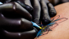 Investigan tintas para tatuajes y el 35% tenían bacterias, sugiriendo un riesgo para la salud