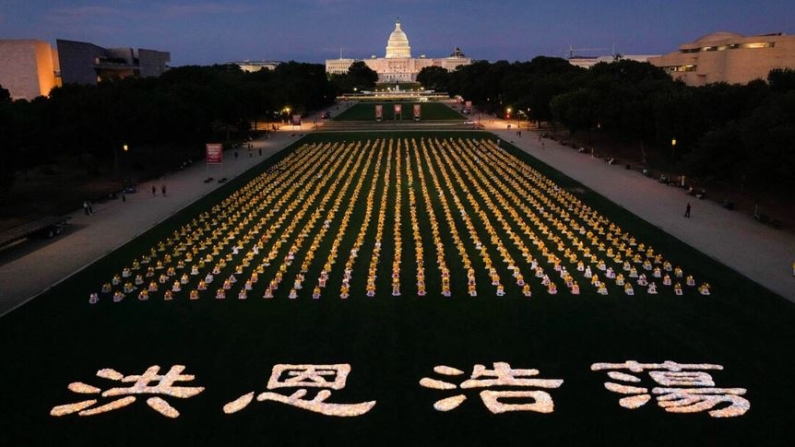 Seguidores de Falun Gong participan en una vigilia con velas en memoria de los practicantes de Falun Gong fallecidos durante los 25 años de persecución por parte del Partido Comunista Chino en China en el National Mall de Washington el 11 de julio de 2024. (Larry Dye/The Epoch Times)