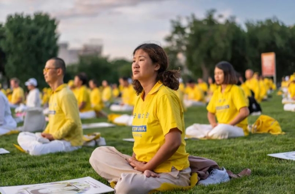 Practicantes de Falun Gong se reúnen para una vigilia con velas en conmemoración de la persecución a muerte de los practicantes de Falun Gong en China por parte del Partido Comunista Chino en el National Mall de Washington el 11 de julio de 2024. (Madalina Vasiliu/The Epoch Times)