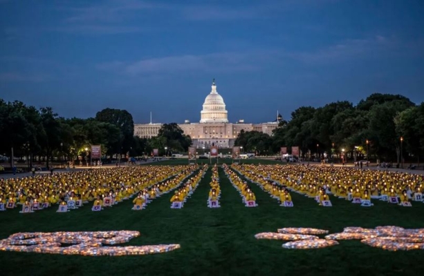 Practicantes de Falun Gong se reúnen para una vigilia con velas en conmemoración de la persecución a muerte de los practicantes de Falun Gong en China por parte del Partido Comunista Chino en el National Mall de Washington el 11 de julio de 2024. (Madalina Vasiliu/The Epoch Times)