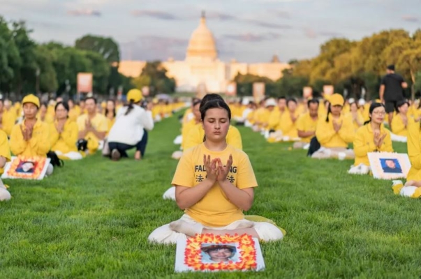 Practicantes de Falun Gong se reúnen para una vigilia con velas en conmemoración de la persecución a muerte de los practicantes de Falun Gong en China por parte del Partido Comunista Chino en el National Mall de Washington el 11 de julio de 2024. (Madalina Vasiliu/The Epoch Times)