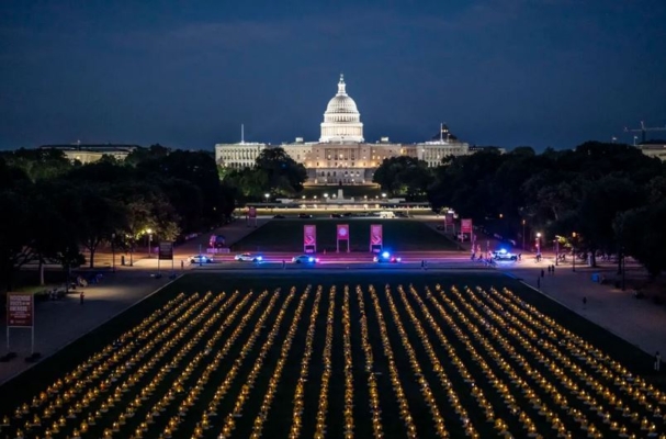 Practicantes de Falun Gong se reúnen para una vigilia con velas en conmemoración de la persecución a muerte de los practicantes de Falun Gong en China por parte del Partido Comunista Chino en el National Mall de Washington el 11 de julio de 2024. (Madalina Vasiliu/The Epoch Times)